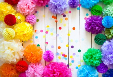 Beyaz arka planda şenlikli dekor