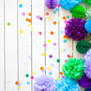 Beyaz arka planda şenlikli dekor