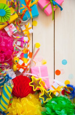 Renkli hediye kutuları renkli şeritler. Beyaz arka plan. Noel veya doğum günü için hediyeler.