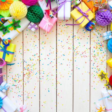 Doğum günü, parti veya yeni yıl için şenlikli dekor. Gökkuşağı tüm renklerin parlak süslemeleri.