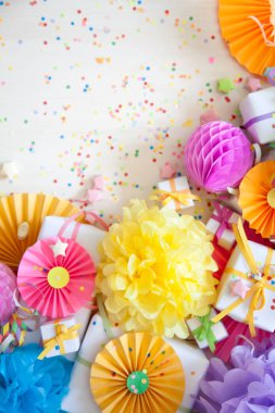 Doğum günü, parti veya yeni yıl için şenlikli dekor. Gökkuşağı tüm renklerin parlak süslemeleri.