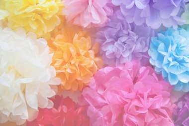 Doğum günü, parti veya yeni yıl için şenlikli dekor. Gökkuşağı tüm renklerin parlak süslemeleri.