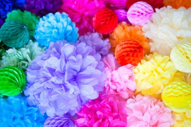 Doğum günü, parti veya yeni yıl için şenlikli dekor. Gökkuşağı tüm renklerin parlak süslemeleri.