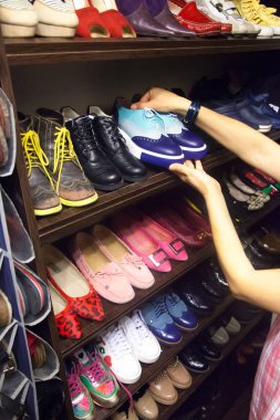 Gardırop. Ayakkabı rafları. Depolama ve sipariş dolaba.