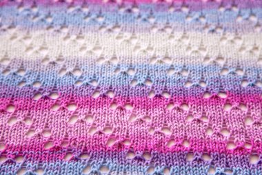 Beyaz, pembe ve menekşe örme veya örme kumaş doku desen arka plan. Örme veya örme. Beyaz örme arka plan. Tasarım için örme desen.