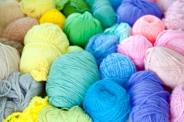 Renkli toplar iplik. Yukarıdan görüntüleyin. Gökkuşağı renkleri.