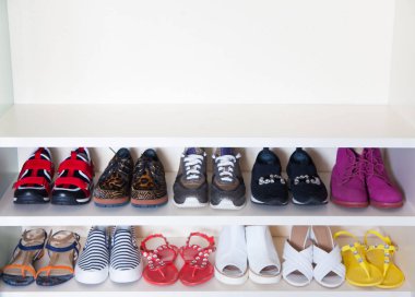 Beyaz arka plan üzerinde kadın ayakkabı koleksiyonu
