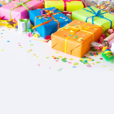 Yeni yıl, Noel ve Doğum günü için renkli hediyeler
