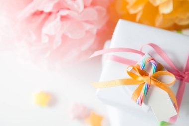 Kutlama, renkli eleman ile parti arka kavramlar fikirler, hediye kutusu mevcut, konfeti, balon, POM kağıt dekor