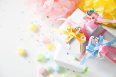 Kutlama, renkli eleman ile parti arka kavramlar fikirler, hediye kutusu mevcut, konfeti, balon, POM kağıt dekor