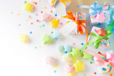 Kutlama, renkli eleman ile parti arka kavramlar fikirler, hediye kutusu mevcut, konfeti, balon, POM kağıt dekor