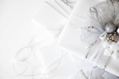 Noel el yapımı hediye kutuları üzerinde beyaz arka plan üstten görünüm mermer. Neşeli Noel tebrik kartı, çerçeve. Kış xmas tatil tema. Yeni Yılınız Kutlu Olsun. Düz yatıyordu