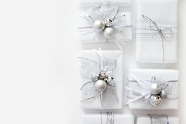 Noel el yapımı hediye kutuları üzerinde beyaz arka plan üstten görünüm mermer. Neşeli Noel tebrik kartı, çerçeve. Kış xmas tatil tema. Yeni Yılınız Kutlu Olsun. Düz yatıyordu