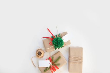 Noel kompozisyonu. Noel hediyelerinden yapılmış çerçeve, çam dalları, beyaz arka planda oyuncaklar. Düz konum, üst görünüm, kopyalama alanı