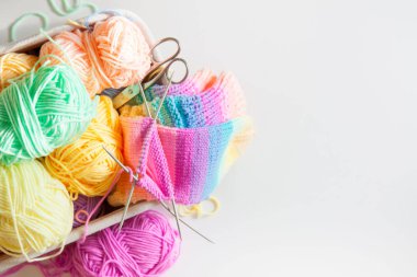 Renkli iplik topları. Yukarıdan bak. Gökkuşağı renkleri. Her renkten. Örgü örmek için iplik. İplik derileri.