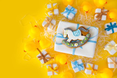 Onun bir çocuk, mavi tema duş bebek veya çocuk odası arka plan sarı zemin üzerine dekore edilmiş kenarlıklı. 