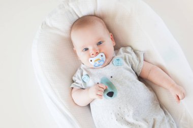 Bebek giyim, banyo malzemeleri, oyuncaklar ve sağlık bakım aksesuarları ile beyaz sarı. Liste veya genel bilgileri hamilelik ve bebek duş alışveriş diliyorum. Yukarıdan görüntüleyin. Çocuk besleme değiştirme ve banyo