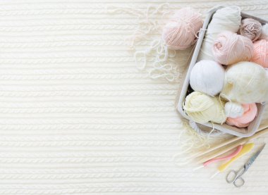 Bir kadının hobi kavramı. Örgü ve evde çalışma. İğne işi ile kazanç.