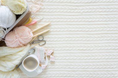 Bir kadının hobi kavramı. Örgü ve evde çalışma. İğne işi ile kazanç.