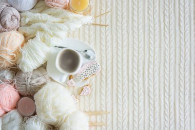 Bir kadının hobi kavramı. Örgü ve evde çalışma. İğne işi ile kazanç.