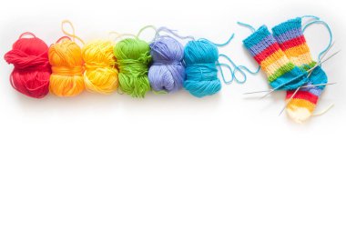 Renkli iplik topları. Yukarıdan bak. Gökkuşağı renkleri. Her renkten. Örgü örmek için iplik. İplik derileri.