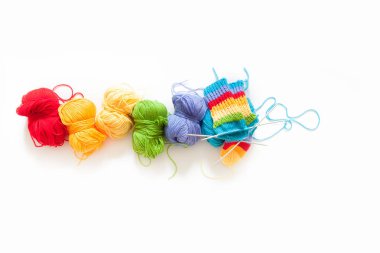 Renkli iplik topları. Yukarıdan bak. Gökkuşağı renkleri. Her renkten. Örgü örmek için iplik. İplik derileri.