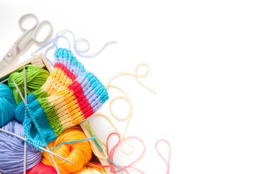 Renkli iplik topları. Yukarıdan bak. Gökkuşağı renkleri. Her renkten. Örgü örmek için iplik. İplik derileri.