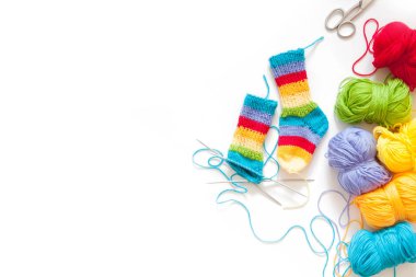 Renkli iplik topları. Yukarıdan bak. Gökkuşağı renkleri. Her renkten. Örgü örmek için iplik. İplik derileri.