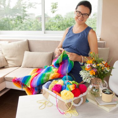 Kadın hobi. İğne işi tığ ve örgü. Bright sepete iplik. Bayan giyimleri kavramı.