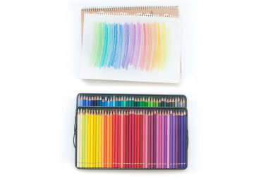 Resim ve skeçler çizmek için renkli parlak kalemler. Beyaz ve sarı arka planda. üst görünüm