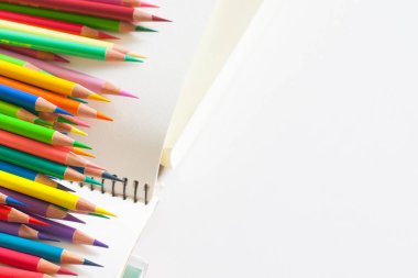 Beyaz arka plan üzerinde izole renkli ahşap kalemler