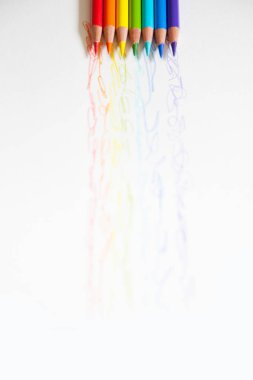 Beyaz arka plan üzerinde izole renkli ahşap kalemler