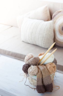 İğne işi için aksesuarlar. Hobi örgü. Kadın iş.