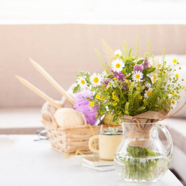 Dikiş ve örgü. Kadın işi kavramı. Hobiler ve ev ödevi.