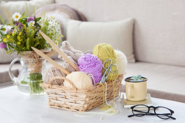 Dikiş ve örgü. Kadın işi kavramı. Hobiler ve ev ödevi.