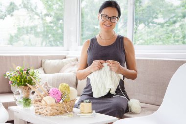 Dikiş ve örgü. Kadın işi kavramı. Hobiler ve ev ödevi.