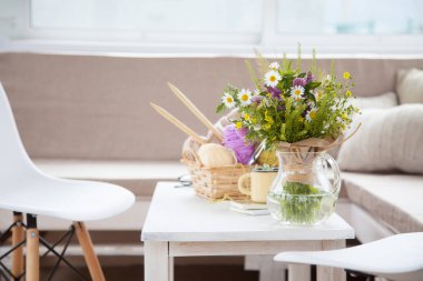 Dikiş ve örgü. Kadın işi kavramı. Hobiler ve ev ödevi.