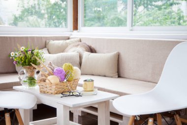 Dikiş ve örgü. Kadın işi kavramı. Hobiler ve ev ödevi.