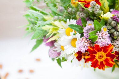 Kır çiçekleri. Cam sürahi su için.