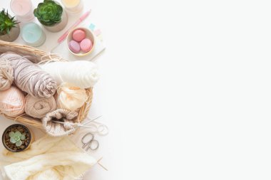 Bej ve bağımsız, bir sepet içinde iplik örgü doğal sesleri bir