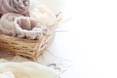 Bej ve bağımsız, bir sepet içinde iplik örgü doğal sesleri bir