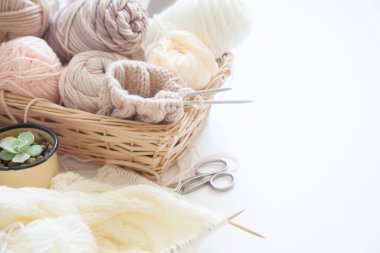 Bej ve bağımsız, bir sepet içinde iplik örgü doğal sesleri bir