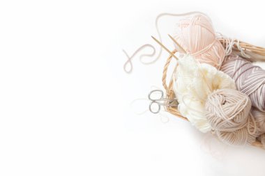 Bej ve bağımsız, bir sepet içinde iplik örgü doğal sesleri bir