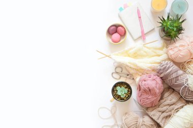 Bej ve bağımsız, bir sepet içinde iplik örgü doğal sesleri bir