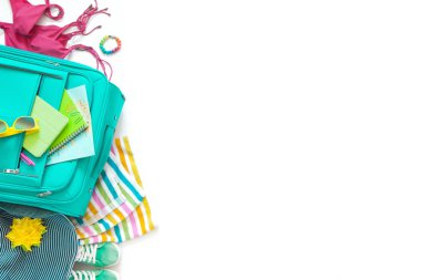 Yaz tatili arka plan, beyaz arka planda plaj aksesuarları