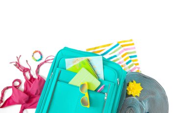 Yaz tatili arka plan, beyaz arka planda plaj aksesuarları