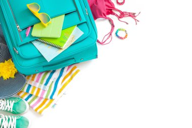 Yaz seyahati ve tatil konsepti. Evde ambalaj çantası. 