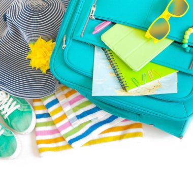 Yaz seyahati ve tatil konsepti. Evde ambalaj çantası. 