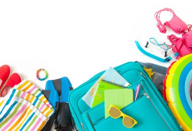 Yaz tatili arka plan, beyaz arka planda plaj aksesuarları