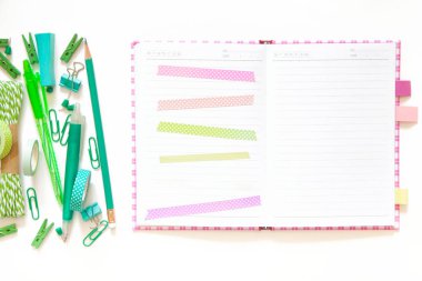 Tahta çerçeveleme okul kırtasiye. Düz yatıyordu, üst görünüm Tren